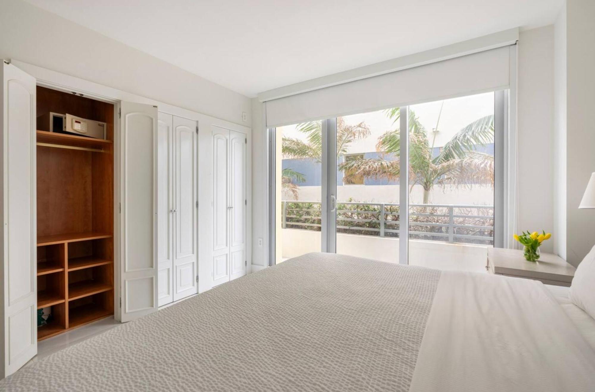 מיאמי ביץ' Beachfront Bentley Hotel One Bedroom Suite With Balcony And Beach Access מראה חיצוני תמונה
